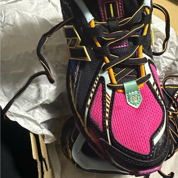 New Balance Women's Black and Pink Running Shoes - Picture 4 of 5